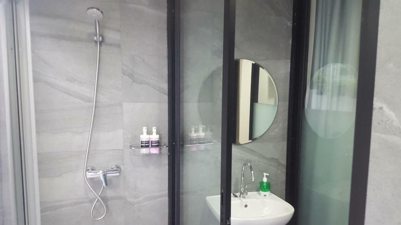 Haus Sathorn 21 Bed And Breakfast Бангкок Экстерьер фото